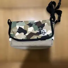 希少　CHUMS カモフラージュ サコッシュ 内側クッション入りショルダーバッグ