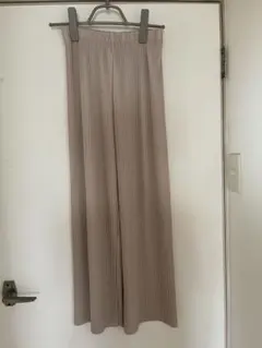 ユニクロ　ベージュ プリーツ ストレートパンツ　Mサイズ