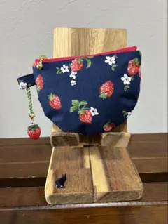 半月ポーチ　いちご　いちごチャーム