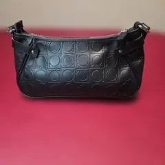 美品 サルバトーレフェラガモ　黒いレザーハンドバッグ ガンチーニ ロゴデザイン