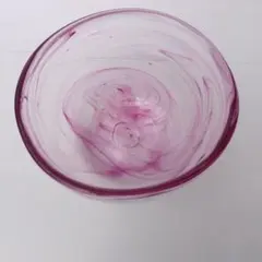ピンクの渦巻き模様のガラスボウル