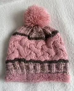 ケーブル編みポンポン付きニット帽