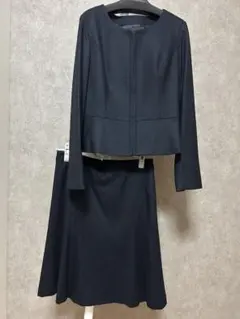アンタイトル　ノーカラースカートスーツ　ネイビー