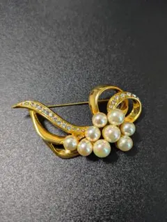 パール装飾のゴールドトーンブローチ