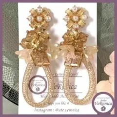 ホリデーシーズンのピアス　ハンドメイド　クリスマス　お正月　ゴールド　揺れる