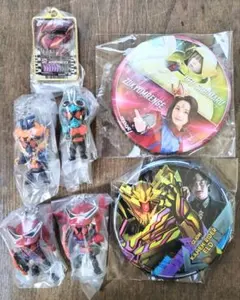 仮面ライダーガッチャード　ガシャポンスイング&ケミートレカチャーム&缶バッジ