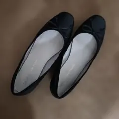 黒いリボン付きフラットシューズ