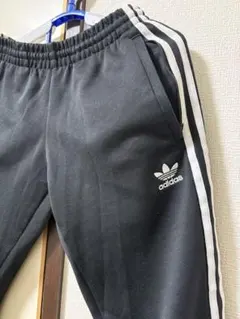 adidas ブラック ジョガーパンツ 3本ライン