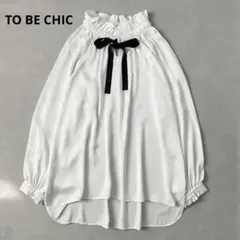 2025 トゥービーシック　 TO BE CHIC サテンリボンブラウスのサムネイル