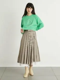 Lily brown ステップヘムスリットプリーツスカートのサムネイル