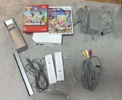 Wii本体セット リモコン〔コントローラー）2本 ゲームソフト2本