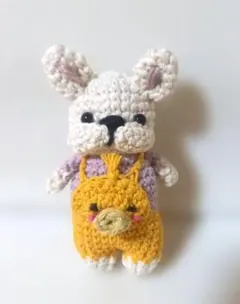 ハンドメイド　フレンチブルドッグあみぐるみ　ヒヨコ　サロペット　キーホルダーのサムネイル