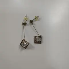 スクエアモチーフ 揺れるピアス ゴールドカラー