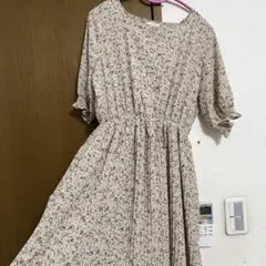 新品未使用　レイカズン　小花柄ベージュワンピース