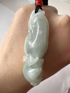 (1459) 天然翡翠Ａジェット　如意彫刻ハンドメイド両面彫刻ペンダント　紐付き