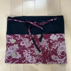 和柄 ショートエプロン 菊模様 黒×エンジのサムネイル