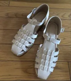 アイボリー グルカサンダル ローヒールのサムネイル