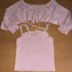 薄いピンクのクロップドトップとキャミソールセット