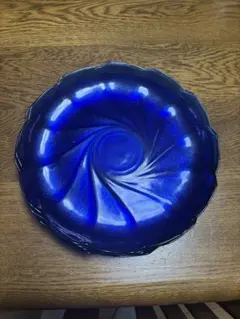渦巻き模様の濃紺ガラス皿