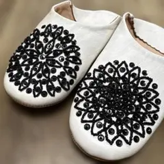 バブーシュ ホワイト ルームシューズ スリッパ 黒ビーズ　Mサイズ