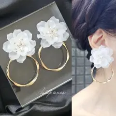 No.29 フロスト ホワイトフラワー×ゴールドリングピアス
