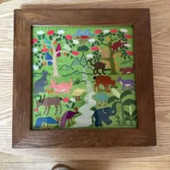 モン族　動物刺繍の木製フレーム