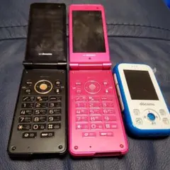 ガラケー　【希少】docomo 携帯電話本体 3台セット　【お得】【残りわずか】のサムネイル
