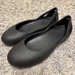 【新品】クロックス カディ フラットパンプス 黒　Ｗ7