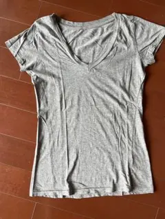 H&M グレーVネックTシャツ