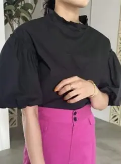 新品タグ付きAMERI TUCK NECK VOLUME SLEEVE TOPのサムネイル