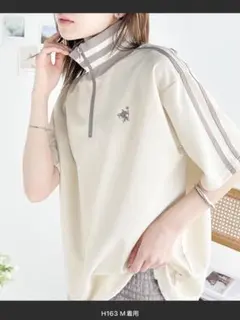 Y2Kムードを大人っぽく着こなす。ハーフジップ半袖胸刺繍トラックプルオーバー