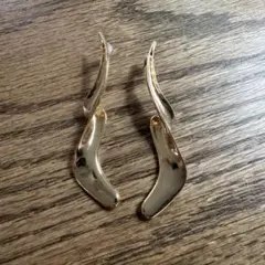 ゴールドカラー ウェーブデザイン ピアス 両耳用