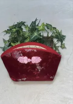 赤い刺繍ポーチ