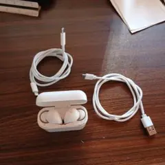 ホワイト ワイヤレスイヤホン 充電ケース付き - メルカリ