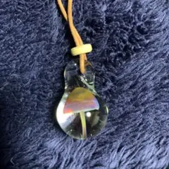 クリスタルガラスの虹色ペンダント　きのこ