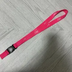 NIKE 蛍光ピンク ストラップ 黒色バックル付き