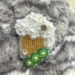 ビーズ刺繍ブローチ　ビールと枝豆　ハンドメイドブローチ