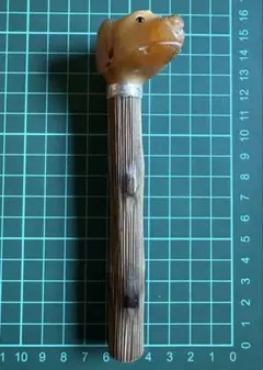 지팡이에 손을 대다 (강아지 머리 조형물)