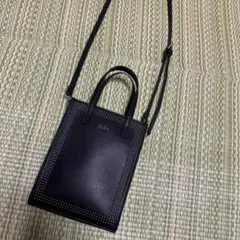 黒レザーショルダーバッグ スタッズ付き