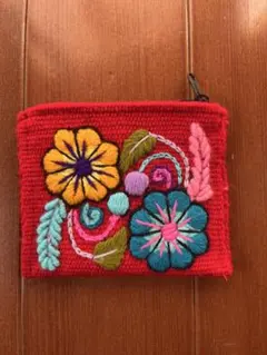 ペルー産　花柄刺繍ポーチ