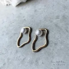 パールとゴールド変形フープ樹脂ピアス・ピアス・イヤリング