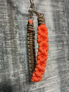 ハンドメイド　パラコード編み込みハンドストラップ　花柄