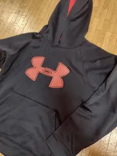 Under Armour フード付きトレーナー YMD 黒/赤