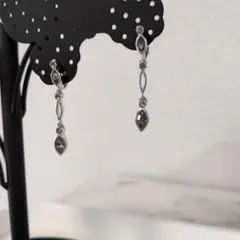 Nina Ricci ドロップイヤリング シルバーカラー