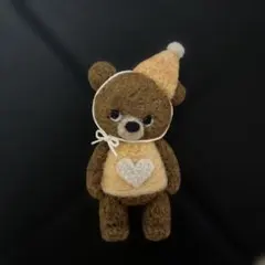 羊毛フェルト ハンドメイド くまさんブローチ みつばちワンポイント