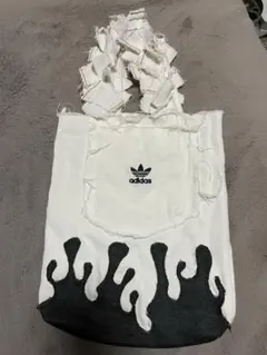 adidas リメイクトートバッグ ホワイト ブラック フレイム - メルカリ