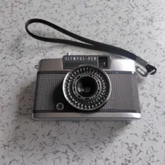 赤ベロ! 完全機械式 Olympus Pen EES フィルムカメラ #6619 赤ベロ! 完全機械式 Olympus Pen EES フィルムカメラ #6619 - メルカリ