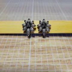 イヤリング　ネジバネ式　銀古美 × 鉄黒色　花　両耳