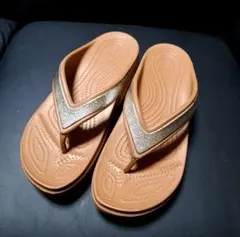 Crocs トングサンダル ベージュ× シルバー US7のサムネイル
