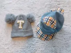 ベビー用 グレーのポンポン付き帽子とチェックキャップ